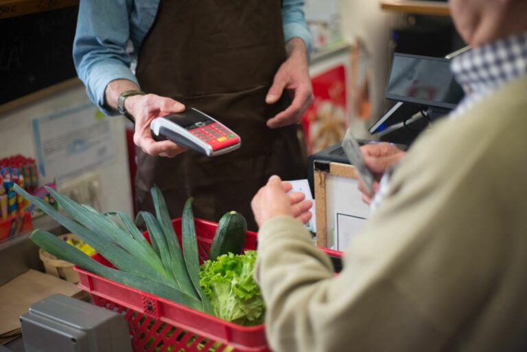 Toussaint 2026 un dimanche : ce que prévoit le Code du travail pour les salariés du commerce
